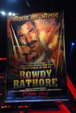 Akshay Kumar on the sets of Dance India Dance to promote Rowdy Rathore in Famous Studio on 10th April 2012 (14).JPG